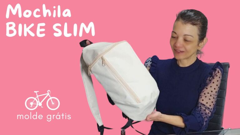 mochila bike slim na cor bege nas mãos da artesã que está usando uma blusa azul marinho de mangas comprimas