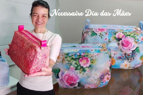 artesã segurando necessaire especial do dia das mãe na cor rosa. Necessaire azul em cima da mesa