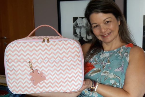 malinha do bebe em sintético chevron rosa com chaveiro ursinho nas mãos da artesã Paula Lovato