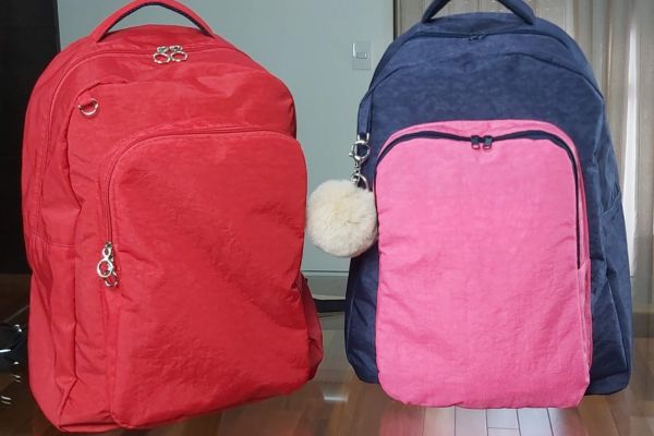 Mochila Escolar Grande com Bolso frontal nas cores vermelho e azul com rosa