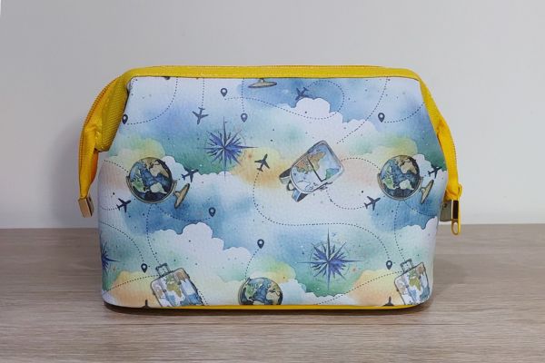 necessaire boca de lobo em sintético estampado com motivo de viagens